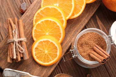 Kavanoz ve portakal dilimleri tarçın şeker