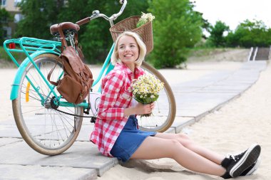 buket Bisiklet açık havada yakınındaki kadınla
