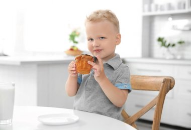 Sevimli küçük çocuk büyük muffin holding 