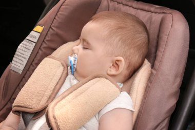 Emanet koltukta uyuyan bebek