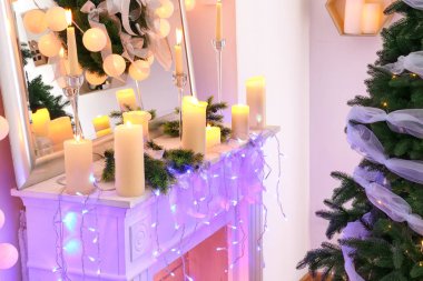 Şömine mum Noel için dekore edilmiştir. 