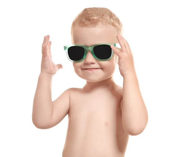 Adorable niño pequeño con gafas de sol aisladas en blanco — Foto de Stock