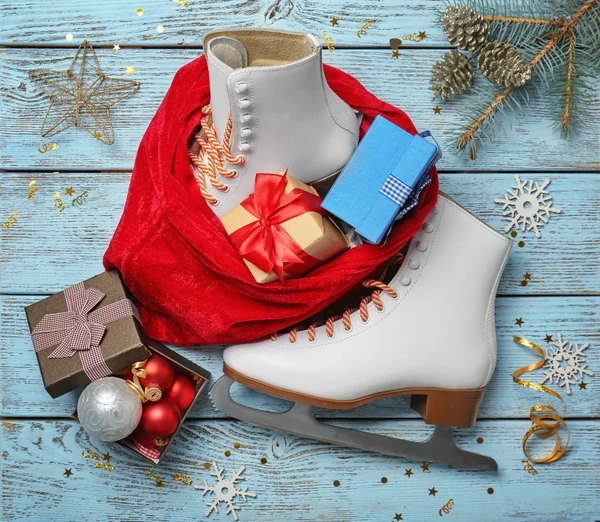 Figuur schaatsen met giften en tas — Stockfoto