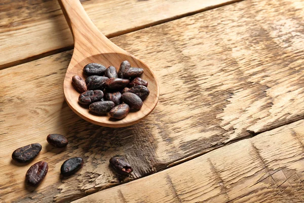 Cuchara con granos de cacao aromáticos — Foto de Stock