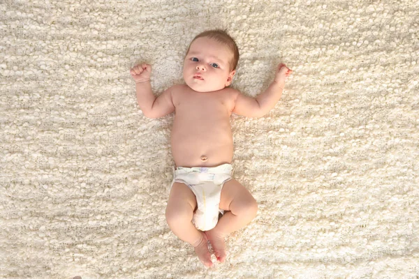Aranyos kis baba puha kockás fekvő — Stock Fotó