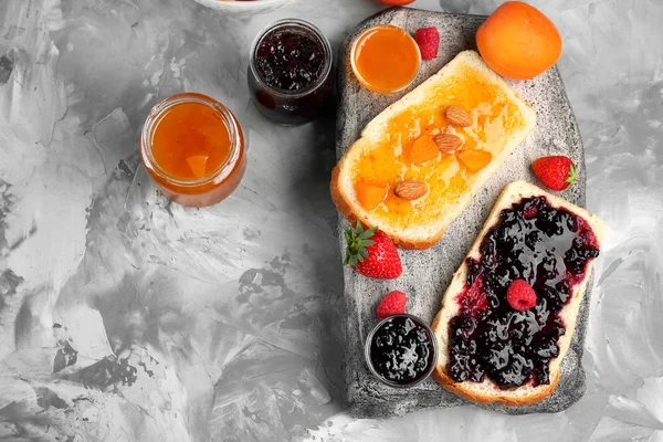 Bread with apricot and berry jams — Stock Photo, Image