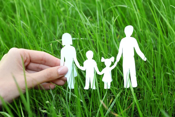 Female hand holding paper silhouette of family — Stock Photo, Image