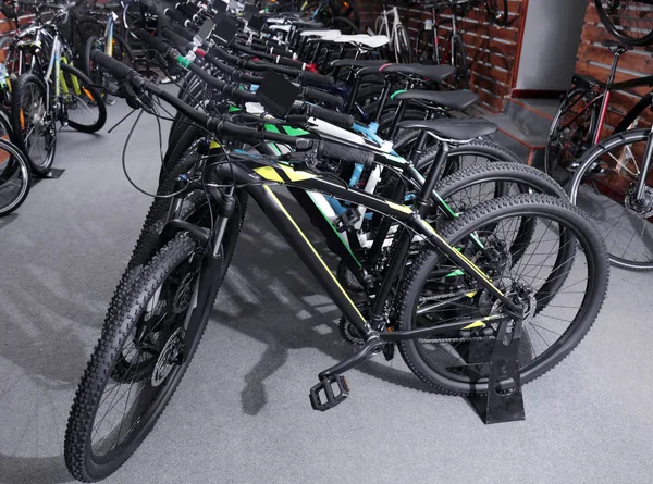 Nya cyklar i butik — Stockfoto