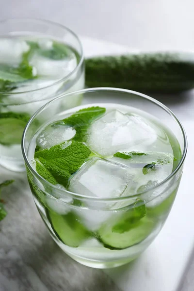 Água refrescante com hortelã e pepino — Fotografia de Stock