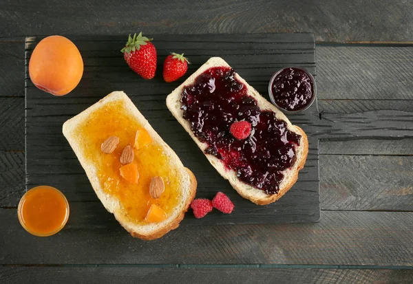 Roti dengan aprikot dan selai berry — Stok Foto