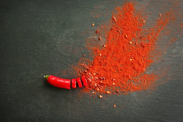 Pimenta quente vermelha estourando com pó — Fotografia de Stock