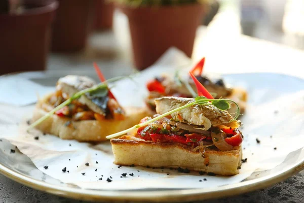 Fileto balık ve sebze plaka ile lezzetli molletes