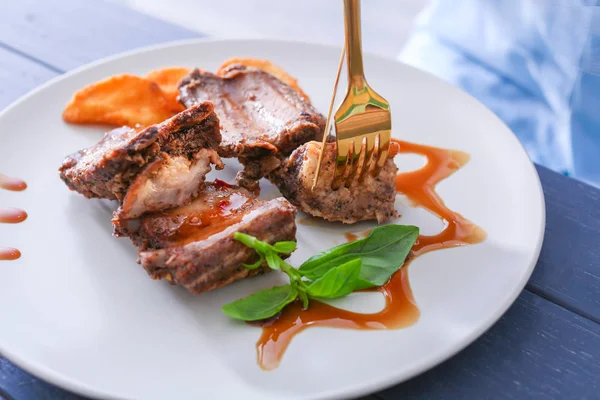 Heerlijke ribben eten in restaurant — Stockfoto