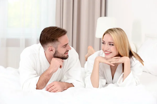 Casal jovem descansando no quarto de hotel — Fotografia de Stock