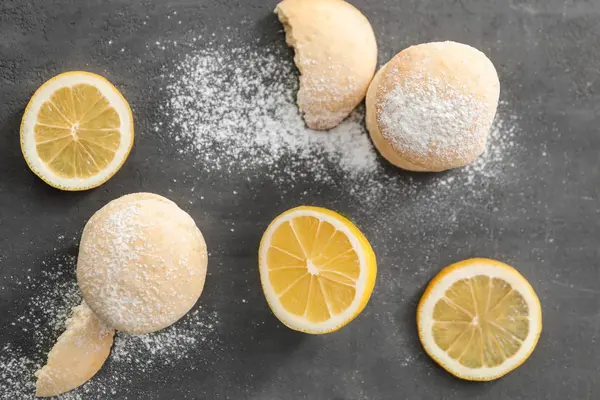 Biscuits avec saveur de citron et de fruits tranchés — Photo