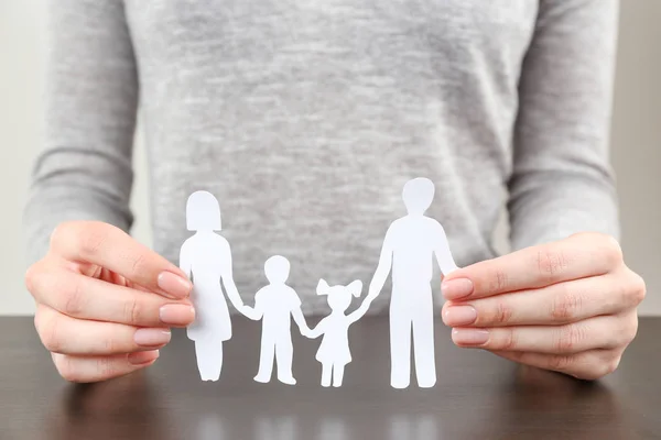 Woman holding paper silhouette of family — Stock Photo, Image