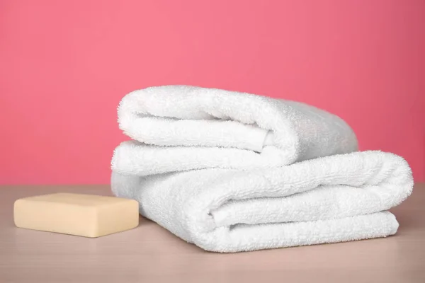Чистые полотенца на столе — стоковое фото
