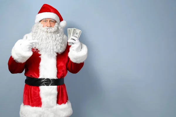 Santa Claus sosteniendo dinero — Foto de Stock