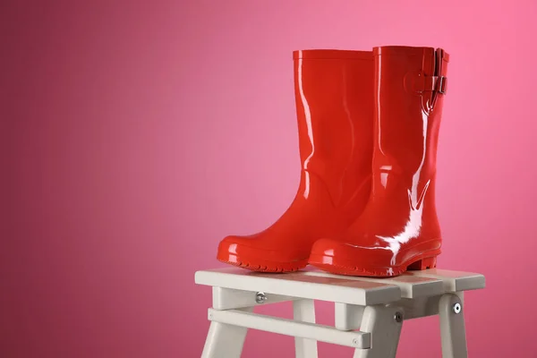 Botas de goma rojas en escalera — Foto de Stock