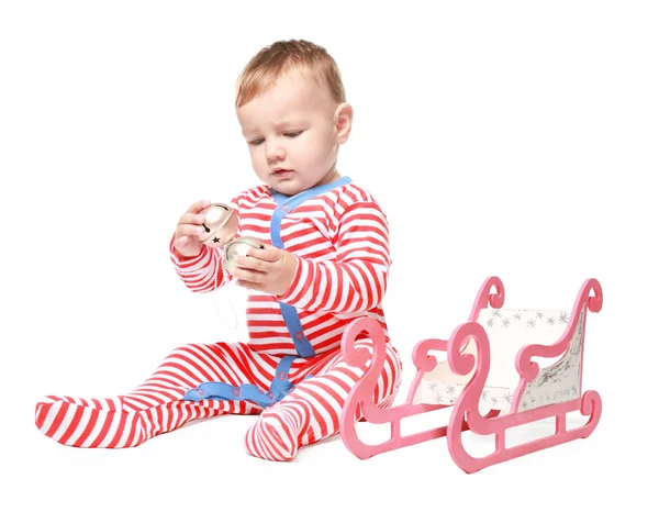 可爱的小婴儿与玩具雪橇在白色背景。圣诞概念 — 图库照片