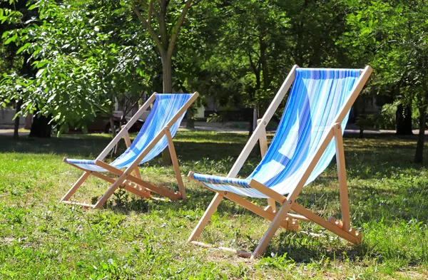 Twee chaise-lounges in park — Stockfoto