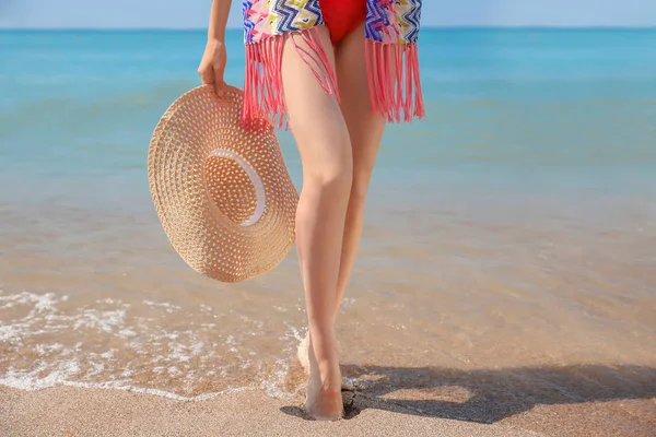 Benen van jonge vrouw op strand — Stockfoto