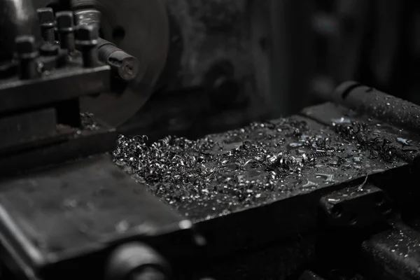 Máquina de torneamento com chips de metal na oficina, close-up — Fotografia de Stock