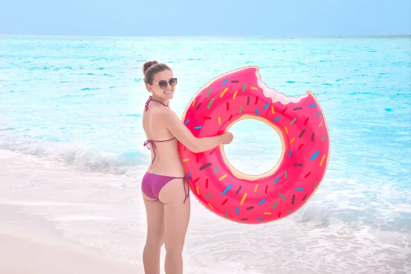 다채로운 풍선 도넛을 가진 여자 — 스톡 사진