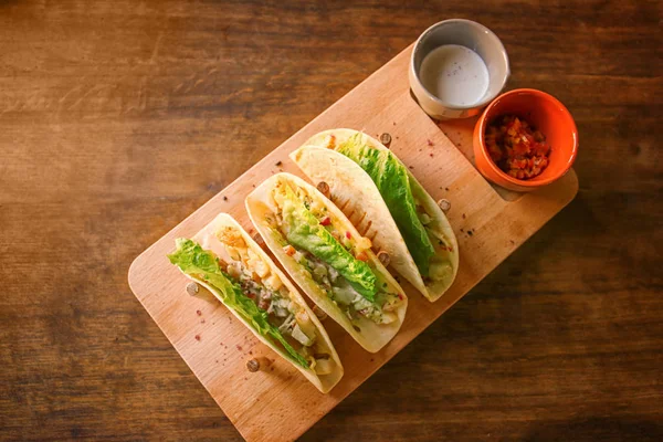 Tacos con filete de pescado y verduras —  Fotos de Stock