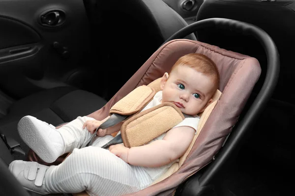 Чарівна дитина відпочиває в дитячому сидінні безпеки всередині автомобіля — стокове фото