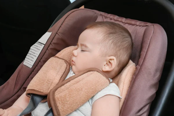 Дитина спить на сидінні безпеки — стокове фото