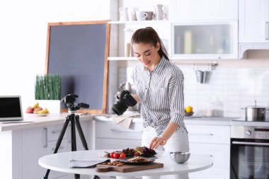 Genç kadın ile profesyonel fotoğraf makinesi 