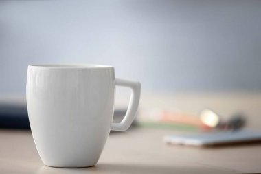 Ofis Masaları üzerinde beyaz Kupası
