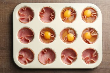 Çörek teneke çiğ yumurta ve jambon ile