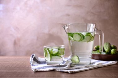 serinletici su nane ve salatalık ile