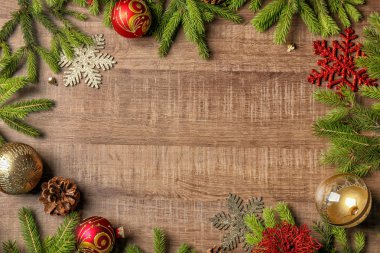 Köknar ağaç dalları ve Noel dekor yapılmış çerçeve 