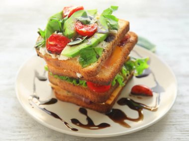 Lezzetli sandviçler masada.