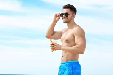 delikanlı içki ile 