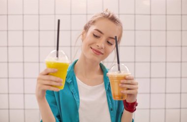  kadın içme smoothies