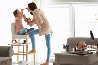 kadın ve kızı makyaj uygulamak 