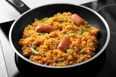 Elektrikli soba üzerinde mercimek ile kızartma tavası