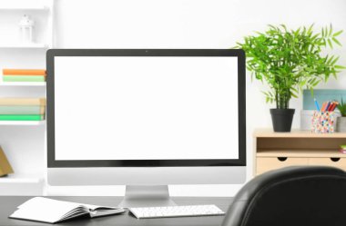 çalışma alanı ile modern monitör