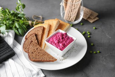 Lezzetli kremsi pancar Humus ile plaka 