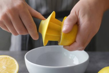 Limon suyu ayıklanan adam  