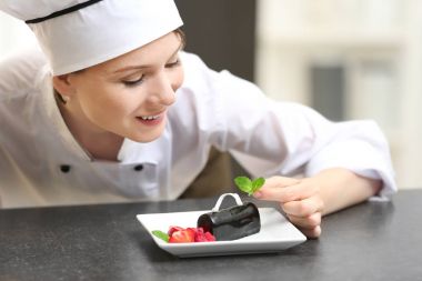 Kadın Şef tatlı dekorasyon