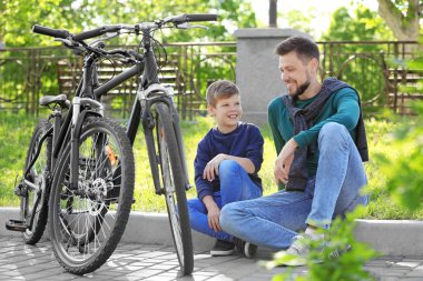 Baba ve oğul bisiklet ile  
