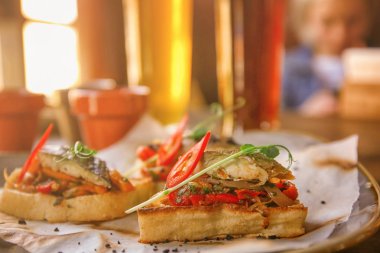 Fileto balık ve sebze ile lezzetli molletes