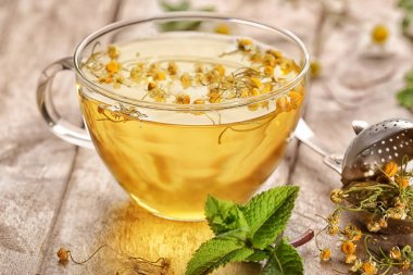 Bir bardak papatya çayı. 