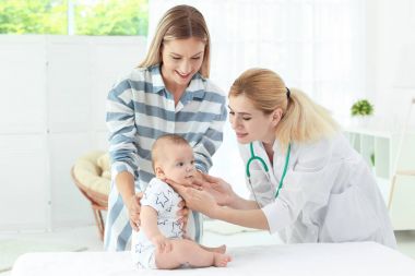 Kanepe Doktor muayene bebek evde iken yakın duran genç anne