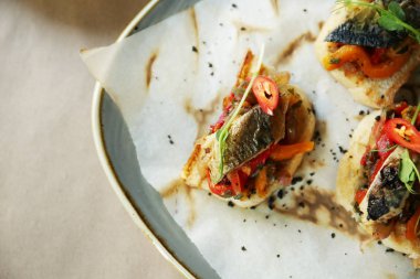 Fileto balık ve sebze plaka ile lezzetli molletes